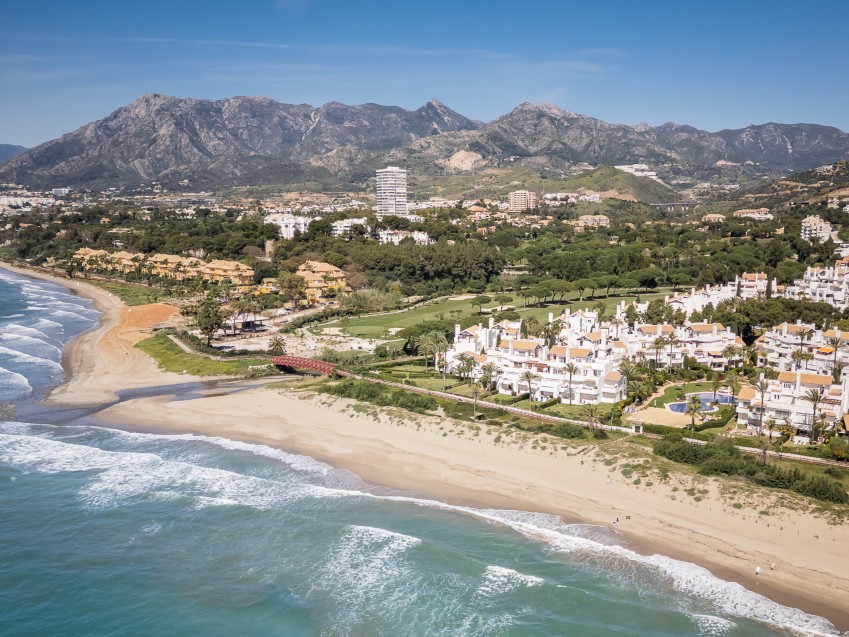 Apartamento en primera línea de playa con vistas al mar y al golf en Los Monteros Palm Beach Marbella